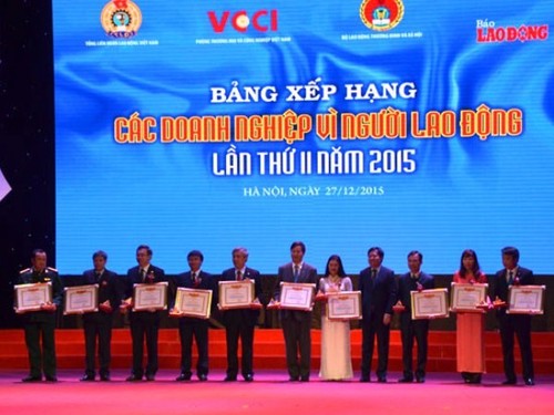 Outstanding enterprises for laborers honored  - ảnh 1